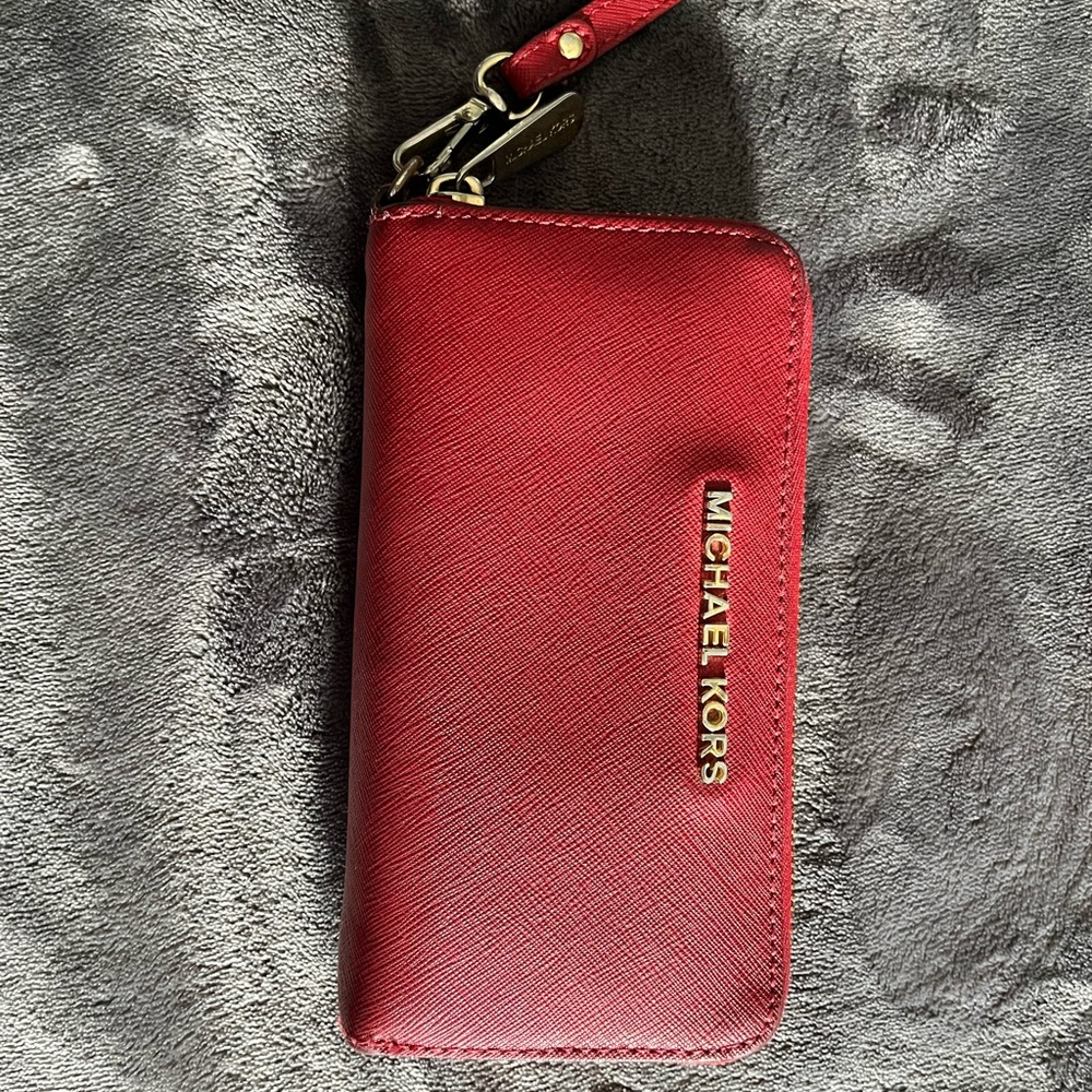 Michael Kors rouge wallet used but good condition